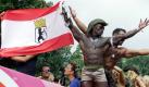 Mit der Berliner Fahne in den Haenden tanzen am Samstag (21.07.01) Teilnehmer der Berliner Love Parade zu den Techno-Rhythmen. Zur 13. Love Parade, die unter dem Motto 'Join the Love-Republic' stand, kamen nach Angaben des Veranstalters Planetcom ueber 1.000.000 Besucher, nach Angaben der Polizei waren es nur 500.000.
 Foto: ddp