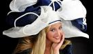 Model Victoria präsentiert in Düsseldorf die neueste Hut-Kreation Maritime Schiffschraube von Hutmode Willer in Kiel. Zu sehen ist die Hut-Mode bei der Düsseldorfer Mode Messe CPD vom 25. bis 27. Juli. Foto: ap