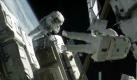 Die Shuttle-Astronauten Steve Bowen (links) und Alvin Drew arbeiten an der internationalen Raumstation ISS. Die Discovery hob am 24. Februar vom Kennedy Space Center in den USA mit sechs Astronaten-Veteranen von der Erde und befindet sich auf einer 11-tägigen Mission im All. Foto: dpa