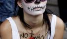 Im Einsatz für den Tierschutz: Eine Frau demonstriert in Bogota (Kolumbien) gegen den Stierkampf. Foto: Leonardo Munoz Foto: dpa