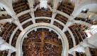 Zum Festgottesdienst war das Gotteshaus bis auf den letzten Platz besetzt. Die wiederaufgebaute Dresdner Frauenkirche  feierte heute den fünften Jahrestag ihrer Weihe und den Reformationstag. Foto: dpa