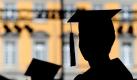 Neue Studiengänge stehen zur Auswahl. Wer sein Studium durchhält, wird mit einer schönen Abschlussfeier belohnt. (Bild: Julian Stratenschulte/dpa)  Foto: dpa