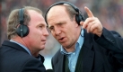 Das Archivbild vom 14.02.1998 zeigt die Brüder Uli Hoeneß (l) und Dieter Hoeneß im Berliner Olympiastadion. Im Duell mit dem eigenen Bruder hat Erfolgsmensch Uli Hoeneß derzeit das Nachsehen. Neuerdings schnappt ihm die Manager-Konkurrenz aus der eigenen Familie die Wunsch-Spieler vor der Nase weg. Gerade lotste Bruder Dieter Hoeneß Nationalspieler Stefan Beinlich zu Hertha BSC Berlin, während der große FC Bayern München vergebens um den Mittelfeldmann von Bayer Leverkusen buhlte. Zuvor war es Jungstar Sebastian Deisler, der den Lockrufen des jüngeren Hoeneß folgte, anstatt den bisher so beliebten Weg nach Bayern zu wählen. Das Duell der Hoeneß-Familie auf dem Transfermarkt ist ein Gerangel mit harten Bandagen geworden. dpa (zu dpa-Korr: 'Das Bruder-Duell der Manager: Uli Hoeneß im Transfergerangel Zweiter' vom 07.12.1999) Foto: dpa