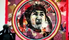 Besucher betrachten in der Kunsthalle Rostock die Stoffcollage Psycho CHAN von Yuli Kande. Das Kunstwerk ist Teil der Ausstellung Nippon Today - Zeitgenössisches Japan in Kunst und Kultur, die bis zum 03. Januar 2010 gezeigt wird. Foto: dpa