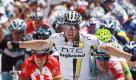 Greipel bei Auftaktetappe von Goss geschlagen
Vorspann: 	
Text: 	

Angaston (dpa) - Vorjahressieger André Greipel hat den Tagessieg bei der Auftaktetappe der Tour Down Under verpasst.

Der 28 Jahre alte Radprofi musste sich bei der Zielankunft nach 138 Kilometern von Mawson Lakes nach Angaston im Spurt nur seinem australischen Rivalen um den Gesamtsieg, Matthew Goss, geschlagen geben. Auf den dritten Rang kam Robbie Mc Ewen aus Lance Armstrongs Team Radio Shack. Der siebenfache Tour-de-France-Sieger Armstrong bestreitet in Australien sein letztes internationales Rennen. In die Sprintentscheidung konnte er erwartungsgemäß nicht eingreifen und wurde 81.
Ressort: 	Sport
Schlagworte: 	Radsport/Australien/

epa02535873 Australian cyclists Matthew Goss from team HTC Highroad (USA) finishes in first place during Stage One of the Tour Down Under, in Angaston, north-east of Adelaide, Australia 18 January 2011. Goss followed up his win in the criterium to give High a second top placing in Adelaide. EPA/BEN MACMAHON AUSTRALIA AND NEW ZEALAND OUT +++(c) dpa - Bildfunk+++  Foto: dpa