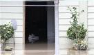 A shoe floats out of the front door of a flooded residence in the suburb of New Farm in Brisbane, Australia, Thursday, Jan. 13, 2011. Floodwaters washing through Australia's third-largest city crested Thursday just shy of a record but high enough to submerge entire neighborhoods and cause damage one official likened to the aftermath of war. (AP Photo/Tertius Pickard)



Schäden in Brisbane «wie nach Krieg»
Vorspann: 	
Text: 	

Sydney (dpa) - Das Hochwasser in Australiens drittgrößter Stadt ist unter der befürchteten Rekordmarke geblieben. Dennoch lagen ganze Stadtteile am Donnerstag unter Wasser. Mehr als 10 000 Häuser wurden überschwemmt und immense Schäden angerichtet. 100 000 Haushalte waren ohne Strom.

«Auf uns kommt ein Wiederaufbau wie nach einem Krieg zu», sagte die Regierungschefin von Queensland, Anna Bligh. Eine solche Naturkatastrophe habe der Bundesstaat noch nie erlebt. Am Donnerstag wurde im Lockyer-Tal westlich von Brisbane die Leiche eines Mannes gefunden. Damit kamen durch das Hochwasser, das eine Fläche größer als Deutschland und Frankreich zusammen überschwemmt hat, mindestens 13 Menschen ums Leben. Dutzende wurden vermisst.

Das Hochwasser in Brisbane stieg nicht über die Marke von 4,46 Metern. Das war zwar rund ein Meter weniger als bei der verheerenden Überschwemmung 1974, doch ist die Stadt seitdem erheblich gewachsen, so dass die Schäden deutlich höher liegen. Der Brisbane River rauschte mit zerstörerischer Kraft durch die Zwei-Millionen-Stadt und riss alles mit sich, was am Ufer stand. In tief gelegenen Stadtteilen waren nur noch die Dächer der Häuser über der Wasseroberfläche zu sehen. «Viele Leute werden zu ihren Häusern zurückkehren und feststellen, dass sie dort nie wieder wohnen können», sagte Bligh.

Die Regierungschefin erinnerte daran, dass die Flutkatastrophe dreiviertel von Queensland unter Wasser gesetzt hat. Auch in Rockhampton 650 Kilometer weiter nördlich kämpften die Menschen immer noch mit den Folgen des Hochwassers. Die Stadt ist immer noch weitgehend von der Außenwelt abgeschnitten. Militärmaschinen seien im Einsatz, um Orte wie Townsville und Bundaberg mit dem Nötigsten zu versorgen.
Ressort: 	Vermischtes
Schlagworte: 	Wetter/Unwetter/Australien/ Foto: dapd