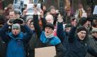 Schuhe als Zeichen der Verachtung: Etwa 300 Menschen haben gegen Christian Wulff demonstriert. Foto: Jörg Carstensen Foto: dpa
