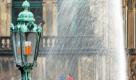 Dresden. Bei Temperaturen unter zehn Grad treibt der Wind die Fontänen im Dresdner Zwinger in die Breite. Für die nächsten Tage sind für den Südosten der Republik eher wechselhaftes Wetter und Regenschauer angekündigt. Foto: dapd