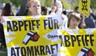 Demonstranten protestieren am Sonntag (05.09.10) in Berlin vor dem Bundeskanzleramt gegen den stattfindenden Atom-Gipfel. Begleitet von lautstarken Protesten hat die Bundesregierung am Sonntag mit entscheidenden Beratungen ueber laengere Laufzeiten fuer die deutschen Atomkraftwerke begonnen.  Foto: ddp