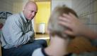 Psychologiestudent Matthias Fey unterhaelt sich am Freitag (26.02.10) in Chemnitz in der Kindertagesstaette Rabennest mit einem Jungen. Der Chemnitzer Verein Huckepack-Kinderfoerderung hat Anfang dieses Jahres ein Modellhilfsprojekt fuer aggressive und verhaltensauffaellige Vorschulkinder gestartet. Ziele des Projektes, bei dem der Verein eng mit dem Institut fuer Psychologie der TU Chemnitz und regionalen Kindertagesstaetten zusammenarbeitet, seien die fruehzeitige Diagnostik von Aggressionsmustern, Konfliktpraevention und bessere soziale Integration der Kinder, sagte die Geschaeftsf Foto: ddp