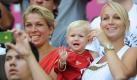 Das freute auch Arjen Robbens schne Frau Bernadienne (rechts) und Tchterchen Lynn. Foto: dapd