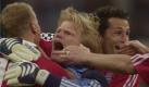 Carsten Jancker (l) und Hasan Salihamidzic (r) umarmen Oliver Kahn (M) nach dem Sieg, nachdem Kahn den letzten Elfmeter am Mittwoch (23.05.2001) beim Champions League-Finale gegen den FC Valencia im Giuseppe-Meazza-Stadion in Mailand gehalten hatte. Der FC Bayern München gewann gegen den FC Valencia nach Elfmeterschießen mit 5:4. 
 Foto: dpa