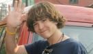 ARCHIV - Jordan Romero (13) winkt vor dem Start seiner Mount-Everest-Expedition in Kathmandu, Nepal (Archivfoto vom 10.04.2010). Als bisher jüngster Mensch hat der 13-Jährige aus den USA den höchsten Berg der Erde, den Mount Everest im Himalaya, bestiegen. Foto: NARENDRA SHRESTHA (zu dpa-KORR '13-Jähriger erklimmt als jüngster Mensch den Everest') +++(c) dpa - Bildfunk+++ Foto: dpa