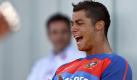 Portugals Superstar Cristiano Ronaldo hat sein tagelanges Schweigen gebrochen und macht seinen Landsleuten knapp zwei Wochen vor Beginn der Fußball-WM in Südafrika Hoffnung. Eine Gewissheit habe ich: ich werde Tore schießen und Portugal zu Siegen verhelfen, sagte der Stürmer von Real Madrid in einem Interview der Zeitung Público. Foto: dpa