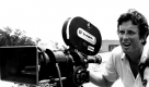 ** FILE ** In this 1977 file photo originally released by MGM, director Michael Crichton is shown on location for the film, Coma. Crichton died Tuesday, Nov. 4, 2008 in Los Angeles, at age 66. He had been privately battling cancer, according to his family.(AP Photo/MGM, file) Foto: ap