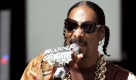 Viele Schwarze Männer entscheiden sich für die einfachste Variante in Sachen Frisur, den Kahlschlag. Skandal-Rapper Snoop Dogg jedoch scheut den Kampf mit dem krausen Haar nicht und bändigt es in zwei artig geflochtenen Zöpfchen. Foto: dpa