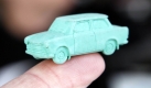 Nur noch als Radiergummi kommt auf der Internationalen Automobilausstellung (IAA) in Frankfurt am Main der Trabant vor, der für 1,50 Euro angeboten wird. Die weltgrößte Automesse hat in diesem Jahr rund 850 000 Besucher nach Frankfurt gelockt. Damit verpasste die 63. IAA die Rekordzahlen von knapp einer Million Gästen aus dem Jahr 2007. Foto: dpa