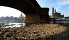 Zum durchwaten: Die Elbe in Dresden vor der Hofkirche (rechts), der Frauenkirche (links) und der Augustusbrücke mit einem Pegel von 100 Zentimetern. Normal wäre mehr als der doppelte Messwert. Der Tiefstand ist ein Produkt des langen Sommers.  Foto: dpa