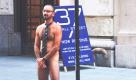 EDS NOTE NUDITY - In this photo provided by newcriteria.wordpress.com, an unidentified man wears only a tie and socks as he participates in a performance art piece outside the New York Stock Exchange Monday morning, Aug 1, 2011, in New York. For the five-minute piece, dozens of volunteers disrobed and acted out the motions of people at work. Police say they arrested two naked men and one topless woman for disorderly conduct. (AP Photo/newcriteria.wordpress.com, Anthony Miler)

In diesem Foto von newcriteria.wordpress.com vorgesehen, ein unbekannter Mann nur eine Krawatte und Socken trägt, wie er in einem Performance-Kunst Stück außerhalb der New York Stock Exchange am Montag beteiligt, 1. August 2011, in New York. Für die Fünf-Minuten-Stück, entkleidet Dutzende von Freiwilligen und ausagiert die Bewegungen der Menschen bei der Arbeit. Die Polizei sagt, sie verhaftet zwei nackte Männer und eine Frau oben ohne für ungebührlichen Benehmens. (AP Photo / newcriteria.wordpress.com, Anthony Miler)


 Foto: dapd
