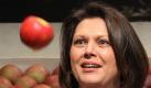 Bundeslandwirtschaftsministerin Ilse Aigner (CSU) jongliert mit einem Apfel. Foto: Wolfgang Kumm/Archiv Foto: dpa