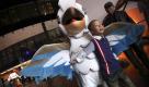 Davon werden die heutigen Kinder noch ihren Enkeln erzählen. Das Expo-Publikum ist altersmäßig bunt gemischt. Die Kinder unter ihnen haben vor allem Spaß daran, sich mit den Maskottchen der Aussteller fotografieren zu lassen - so wie dieser Junge, der sich mit Peng Peng, dem Maskottchen des australischen Pavillons ablichten lässt. Foto: ap