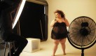 Becci möchte ein Vorbild sein, anderen zeigen, dass sich dicke Menschen nicht verstecken müssen. Beth Ditto, die pfundige Frontfrau von Gossip, geht ihr dann aber doch zu weit. Sie ist klein, dick und provokant, sagt Becci. Keine Frage, das XXL-Model findet es gut, dass Ditto zu sich steht. Aber sie treibt es manchmal einfach zu weit, wenn sie auf der Bühne ihren Bauch in die Kameras hält, findet Becci. Foto: news.de