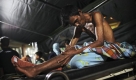 Auch in den abgelegenen Dörfern auf Sumatra werden die Verletzten nach dem Erdbeben versorgt.  Foto: ap
