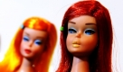Barbiepuppen stehen in der Ausstellung Barbie und der Weihnachtsmann im Altonaer Museum für Kunst- und Kulturgeschichte in Hamburg in einer Vitrine. Das Altonaer Museum zeigt vom 14. November 2009 bis 31. Januar 2010 die Weihnachtsausstellung mit der legendären Puppe. Foto: ddp