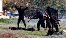 Palästinensische Sicherheitsmänner demonstrieren ihr Können während der Abschiedszeremonie einer Abschlussklasse auf einem Trainingsgebiet im Gazastreifen. Foto: ap