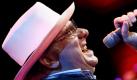Die Promi-Geburtstage vom 31. August 2010: Van Morrison
Vorspann: 	
Text: 	

Berlin (dpa) - Seinen Platz in der Rock and Roll Hall of Fame hat er längst sicher - Van Morrison, eigenbrötlerischer Musiker mit zeitweiliger Bühnenphobie. Ein Stern auf dem legendären Hollywood Walk Of Fame kommt in diesem Jahr noch dazu.

Um Stile und Moden hat sich der heute vor 65 Jahren in Belfast geborene Nordire nie geschert: «Es ist ganz einfach - ich mache, wozu ich Lust habe», sagt «Van the Man». Das war nicht immer der Fall. Morrison, der seit über vier Jahrzehnten im Geschäft ist, litt in den 70er Jahren unter Angst vor Bühnenauftritten. Mitte der 60er überlegte er nach seinem Ausstieg aus der Band Them, für die er unter anderem den Rock-Klassiker «Gloria» schrieb, dem Musikgeschäft ganz den Rücken zu kehren.

Stattdessen ließ er sich von einem Freund zu einer Solokarriere überreden und hat seitdem fast jedes Jahr ein neues Album veröffentlicht. Bei der Wahl der besten Alben aller Zeiten belegt sein zweites Solo-Werk «Astral Weeks» von 1968 in schöner Regelmäßigkeit einen der vorderen Plätze.

Er gilt als der große Grantler der Popmusik, ist weder schön noch glamourös, passt sich keiner Strömung an und wird dennoch - oder gerade deshalb - verehrt wie kaum ein zweiter. Soul, Blues, Jazz, Bigband-Sound und sogar Country - die Musik-Legende wildert in vielen Gebieten. Dabei ist vor allem die Stimme nach wie vor Van Morrisons größtes Kapital und erhebt selbst mittelmäßige Songs in den Rang von Klassikern.

Dass der Nordire nicht mehr zum Erneuerer der Rockmusik taugt wie in den Sechziger und Siebziger Jahren, ist ihm in den letzten Jahren immer wieder vorgeworfen worden. Den Musiker selbst kümmert solche Kritik wenig - selbstbewusst und eigensinnig zieht er sein Ding durch. Konzerten kann Morrison, der für sein häufig mürrisches Auftreten gefürchtet ist, dabei nicht so viel abgewinnen. Er sei auf der Bühne nicht wirklich glücklich, beklagte er mal: «Du stehst da oben und singst. Du kannst nicht mal sagen, was es ist. Es ist, was es ist: einfach Konzerte geben.»

Etwas Undurchdringbares und Geheimnisvolles umgibt diesen Mann, der auch sein Privatleben gerne unter Verschluss hält. Umso sensationeller war vor einigen Monaten die Mitteilung auf seiner Homepage, dass er noch einmal Vater geworden sei. Alles Humbug, denn irgendein Witzbold hatte sich bei Morrison eingehackt und diese Falschmeldung lanciert.

Der Musiker sah sich jedenfalls zu einem Statement genötigt: «Die Mitteilung, die auf meiner Webseite auftauchte, stammte nicht von mir. Sie hat ganz und gar keine Grundlage. Um jeglichen Zweifel auszuschließen und um es klar zu sagen, ich bin sehr glücklich mit Michelle Morrison verheiratet, mit der ich zwei wundervolle Kinder habe», hieß es in der Stellungnahme. Foto: dpa