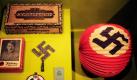 Eine Zigarrenbox, ein Kartenspiel und ein Lampion liegen in einer Vitrine der Ausstellung Hitler und die Deutschen - Volksgemeinschaft und Verbrechen im Deutschen Historischen Museum in Berlin. Die Ausstellung läuft vom 15. Oktober bis zum 6. Februar 2011. Foto: dpa