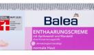 ... war die Balea Enthaarungscreme mit Aprikosen- und Mandelöl. Auch hier liegt ein praktischer Spatel bei, die Creme muss jedoch sehr großzügig aufgetragen werden, um ein zufriedenstellendes Ergebnis zu erhalten. Nach der Prozedur war die Haut unserer Testerin zwar weich. Jedoch blieben vereinzeilt Haare zurück und es zeigten sich Zeichen von Trockenheit sowie ein Spannungsgefühl. Pluspunkt: Die Packung enhält eine ausführliche Anwendungsanleitung mit vielen Hinweisen zum Gebrauch. Die Tube mit 125 ml Inhalt inklusive Spatel kostet rund 1,50 Euro. Foto: Balea