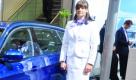 Strahlt in weiß neben dem meerblauen Glanzstück: eine brünette BMW-Hostess. Foto: news.de