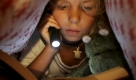 Die spannendsten Geschichten hat man als Kind mit der Taschenlampe heimlich unter der Decke gelesen. Auch nächtlichen Heißhunger lassen Bücher schnell vergessen. Foto: ddp