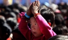 Ein junger Gläubiger huldigt dem geistigen Führer der Buddhisten und Friedensnobelpreisträger, dem Dalai Lama, in Tawang, Indien. Die indische Führung war im Voraus sehr um den Dalai Lama und dessen Besuch besorgt, da es noch immer Grenzstreitigkeiten zwischen Indien und China gibt. Foto: ap