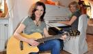 Harmonische Schwestern:Alexandra Geiger (35, rechts) und Anita Hofmann (32) zog es schon als Kinder auf die Bühne; 1992 wurden sie für das Fernsehen entdeckt. Seitdem singen die Schwäbinnen volkstümliche Schlager und sagen von sich, sie seien Deutschlands musikalischste Schwestern. Foto: dpa