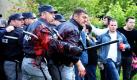 Kein Blut, sondern Farbe  Polizisten in der georgischen Hauptstadt Tiflis wurden mit einem Farbbeutel beworfen. Die Demonstranten fordern die Freilassung politischer Gefangener. Foto: dpa