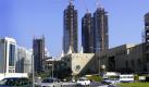 Im Bau befindliche Wolkenkratzer in der Hauptstadt Doha im Emirat Katar (Archivfoto vom 31.10.2007). Die Deutsche Bahn steht vor dem Abschluss eines Großauftrags im Emirat Katar. Das Unternehmen soll dort einen Schienenverkehrsnetz für Personen und Güter aufbauen, wie Bundesverkehrsminister Ramsauer (CSU) am Freitag (20.11.2009) in Heidelberg bestätigte.
 Foto: dpa