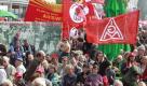 Teilnehmer einer Kundgebung des Deutschen Gewerkschaftsbundes (DGB) ziehen durch Nürnberg.. Die Kundgebungen des Deutschen Gewerkschaftsbundes zum Tag der Arbeit stehen in diesem Jahr unter dem Motto Das ist das Mindeste! Faire Loehne - Gute Arbeit - Soziale Sicherheit. Foto: dapd