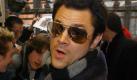 «Jackass 3D» überrascht mit phänomenalem Start
Vorspann: 	
Text: 	

New York (dpa) - Der erste «Jackass»-Film im 3D-Format («Jackass 3D») hat sich in Nordamerika mit phänomenalen 49,5 Millionen Dollar (35,4 Millionen Euro) an die Spitze der Kinocharts gesetzt.

Die neue Folge um das Chaosteam von Johnny Knoxville steht seinen Vorgängern «Jackass - Der Film» und «Jackass Nummer 2» an derben und fast immer geschmacklosen Gags in nichts nach. Dreidimensional hat sich das Startergebnis nach ersten Schätzungen von Paramount Pictures allerdings im Vergleich zu den ersten Folgen ungefähr verdoppelt. «Jackass 3D» läuft am 28. Oktober in Deutschland an.

Robert Schwentkes neuer Film, «R.E.D. - Härter, älter, besser», landete auf Platz zwei der US- und kanadischen Kinocharts. Die Actionkomödie nach einem Comic verhalf Bruce Willis zu seinem besten Premierenergebnis seit «Stirb langsam 4» vor drei Jahren. Der Facebook-Film «The Social Network» hielt sich mit 11,0 Millionen Dollar auf Platz drei und kann nunmehr ein Gesamteinspiel von 63,1 Millionen vorweisen.
Ressort: 	Vermischtes Foto: dpa