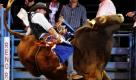 Beim Reno Rodeo in Tooele im US-Bundesstaat Utah geht es heiß her: Shawn Protector lässt sich aber vorerst nicht von seinem Bullen abwerfen. Foto: ap