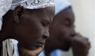 Vor der Kathedrale von Port-au-Prince beten haitianische Frauen für die Opfer des Erdbebens. Die Kirche wurde bei dem Beben komplett zerstört. Foto: ap