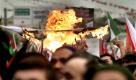 Demonstranten in Istanbul verbrennen eine israelische Flagge. Nachdem die israelische Marine erneut ein Hilfsschiff enterte, nehmen die weltweiten Proteste gegen die Blockade des Gaza-Streifens zu. Foto: ap