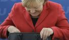 Bundeskanzlerin Angela Merkel schaut am Montag, 26. April 2010, in Berlin zu Beginn der Sitzung des CDU-Bundesvorstands in ihre Handtasche. Die Bundesregierung plant bis zum 19. Mai 2010 eine Entscheidung fuer die Gewaehrung von Notkrediten an Griechenland zu treffen. (apn Photo/Herbert Knosowski) ---- German Chancellor Angela Merkel checks her handbag at the start of a meeting of her Christian Democrats party executive in Berlin, Germany, Monday, April 26, 2010. The German government is discussing Greece's aid request for a financial rescue package. (apn Photo/Herbert Knosowski) Foto: ap