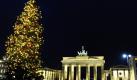 Ein Weihnachtsbaum leuchtete auf dem Pariser Platz in Berlin in Sichtweite des Brandenburger Tors. Die norwegische Tanne wurde mit 800 Lichtern sowie mit 500 Sternen, Äpfeln, Engeln und Elchsköpfen geschmückt. Die Gemeinde Frogn in Norwegen stiftet seit 20 Jahren den Christbaum für den Pariser Platz.
 Foto: ddp