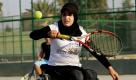 Die 21-jährige Zainab Khadim ist im Al-Sha'ab-Stadion in Baghdad konzentriert beim Tennistraining. Zainab gehört zu einer Reihe von jungen Menschen im Irak, die sich entschieden haben, trotz physischer und psychischer Leiden, die durch den Einmarsch der US-Truppen im Jahr 2003 verursacht wurden, ihr Leben in die Hand zu nehmen. Viel Hilfe können die Irakis von ihrem Land, in dem täglich Gewalt herrscht, für Behinderte nicht erwarten. Foto: ap