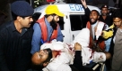 Ein Verletzter wird in ein Krankenhaus in Peschawar, Pakistan, eingeliefert. Eine Autobombe detonierte auf einem belebten Markt in Charsada. Mindestens 24 Menschen starben bei dem Attentat. Foto: dpa