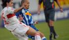 Dabei hatte es lange nach einem Erfolgserlebnis für den VfB ausgesehen. Serdar Tasci (l), hier im Zweikampf mit Bochums Shinji Ono, hatte nach 63 Minuten den Führungstreffer für Stuttgart erzielt. Foto: dpa