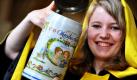 Das Münchnerin Maria Newzella präsentiert den offiziellen Krug zur Jubiläumsfeier 200 Jahre Oktoberfest. Foto: dpa