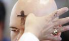 Das Aschekreuz auf der Stirn symbolisiert den Beginn der Fastenzeit. In diesem Jahr soll nicht gelogen werden. Foto: dapd